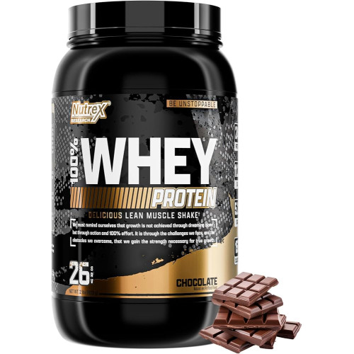 Grand pot noir et doré de protéine Nutrex Research 100% Whey Protein saveur chocolat posé à côté de carrés de chocolat au lait empilés sur fond blanc