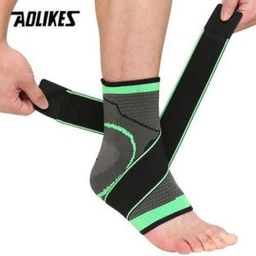 Genouillère de compression de sport verte et grise avec sangles croisées élastiques sur un athlète