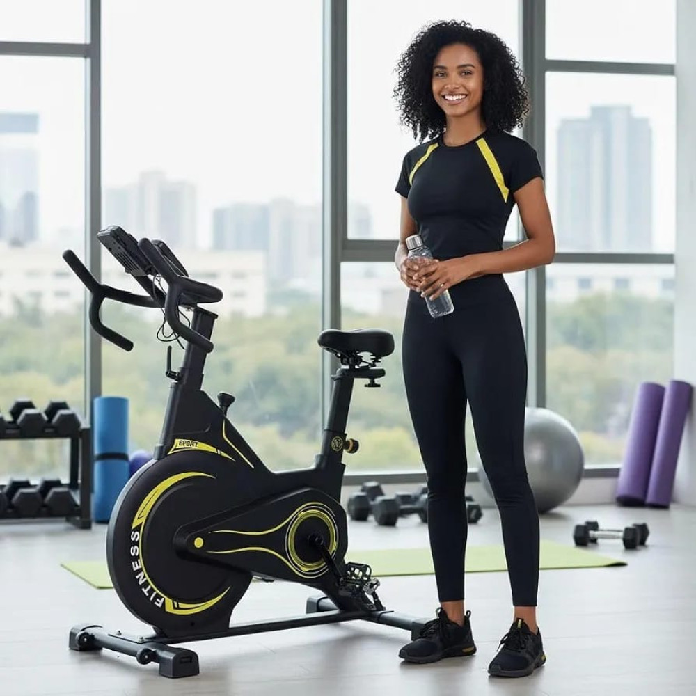 Vélo d'appartement spinning professionnel acier Vélo d'appartement de spinning professionnel noir et jaune en acier avec une femme souriante à côté