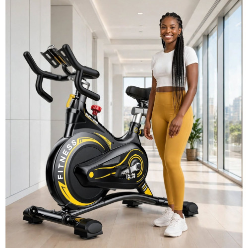 Vélo d'appartement spinning professionnel acier Vélo d'appartement de spinning professionnel noir et jaune en acier avec une femme souriante à côté