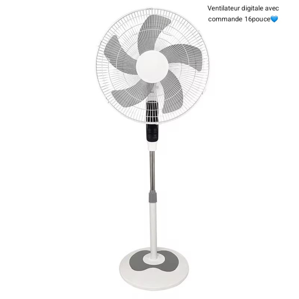Ventilateur digital sur pied blanc de 16 pouces avec 5 pales grises installé dans un salon lumineux près d'un canapé