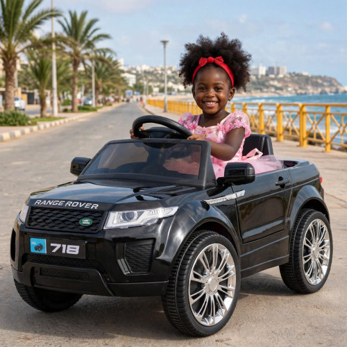 Voiture électrique noire pour enfant inspirée du modèle Range Rover avec plaque 718 et jantes chromées sur fond blanc