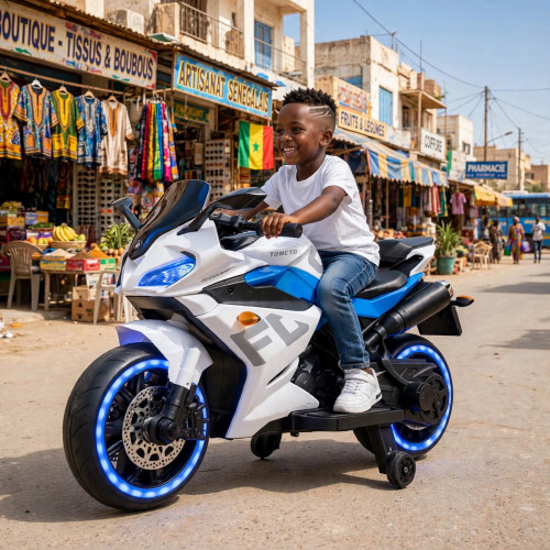 Moto électrique de sport bleue et blanche pour enfant avec des lumières LED bleues intégrées dans les roues et deux petites roues stabilisatrices