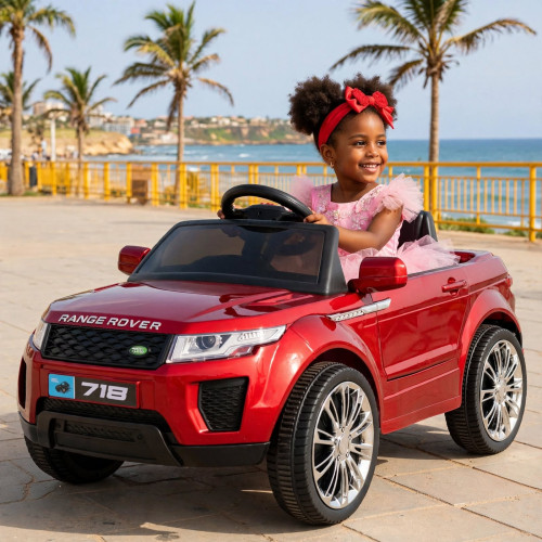 Voiture électrique rouge pour enfant inspirée du modèle Range Rover avec plaque 718 et jantes chromées sur fond blanc