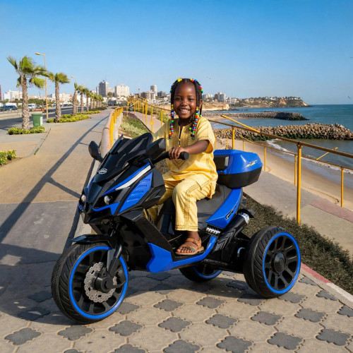 Scooter électrique enfant 3 roues bleu noir Scooter électrique bleu et noir pour enfant à 3 roues avec un coffre de rangement à l'arrière sur fond blanc