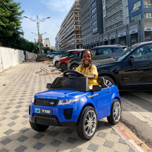 Voiture électrique bleue pour enfant inspirée du modèle Range Rover avec plaque 718 et jantes chromées sur fond blanc