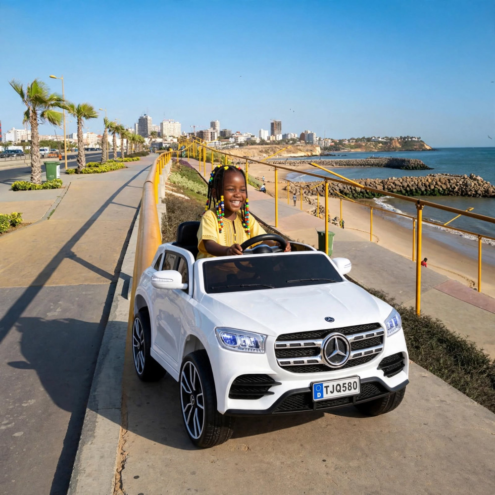 Voiture électrique enfant type Mercedes GLA blanche TJQ580 Voiture électrique blanche pour enfant inspirée du modèle Mercedes-Benz GLA avec plaque TJQ580 et calandre chromée sur fond blanc
