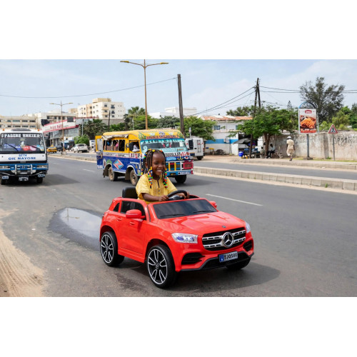 Voiture électrique rouge pour enfant inspirée du modèle Mercedes-Benz GLA avec plaque TJQ580 et calandre chromée sur fond blanc