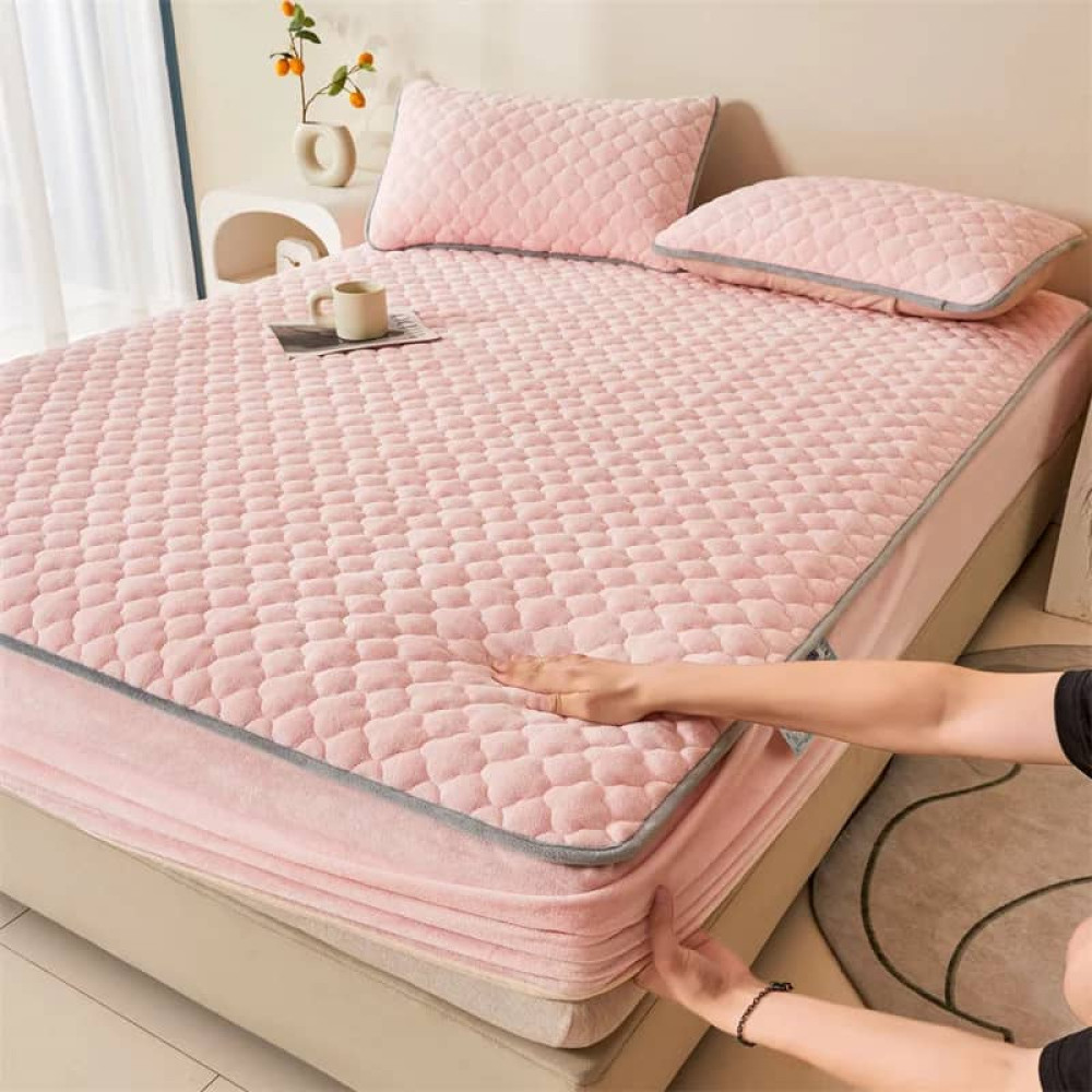 Ensemble de lit matelassé de grande taille en velours rose bonbon avec motif nid d'abeille et liseré gris comprenant le couvre-lit et deux taies d'oreiller assorties