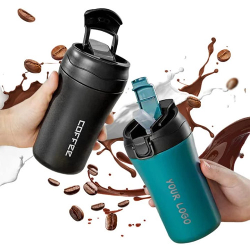mug-isotherme-de-voyage-tasse-cafe-450ml-multicolore-1024x1024 Mug isotherme blanc tenu en main et cinq déclinaisons de couleurs en dessous dont bleu turquoise, beige, noir, rouge et bleu marine