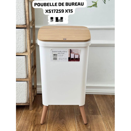 Poubelle de bureau blanche de style scandinave avec un couvercle effet bois clair et quatre pieds sur un sol en parquet