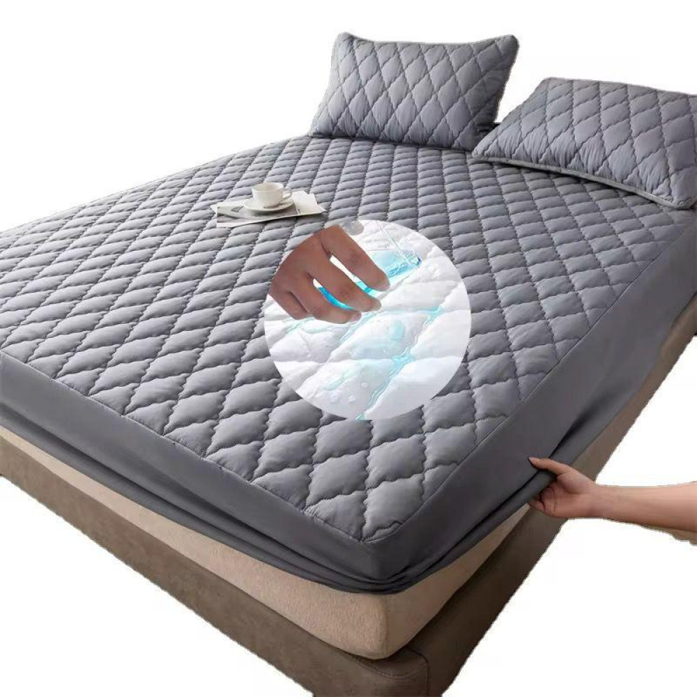 Protège-matelas imperméable matelassé gris sur un lit avec test d'étanchéité