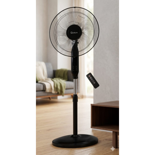 Ventilateur sur pied noir Qualia avec écran tactile affiche dans un salon moderne lumineux a cote de sa boite d'emballage et de sa télécommande