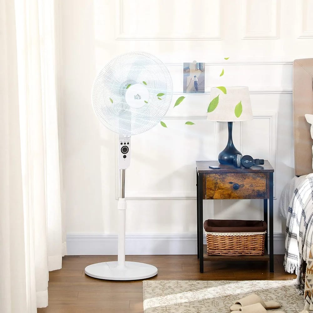 Ventilateur sur pied blanc Continental affiché dans un salon moderne lumineux avec l'illustration d'une femme assise sur un canapé à côté d'une table basse