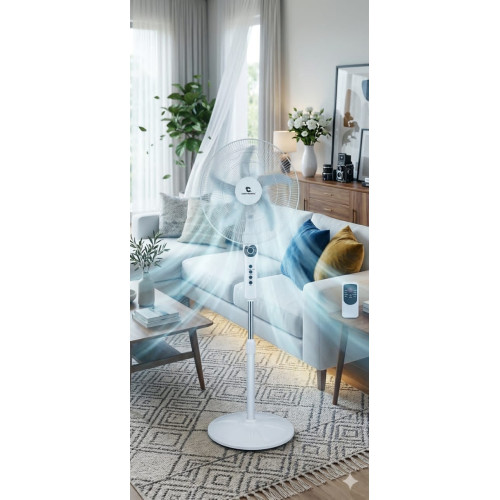 Ventilateur sur pied blanc Continental affiché dans un salon moderne lumineux avec l'illustration d'une femme assise sur un canapé à côté d'une table basse