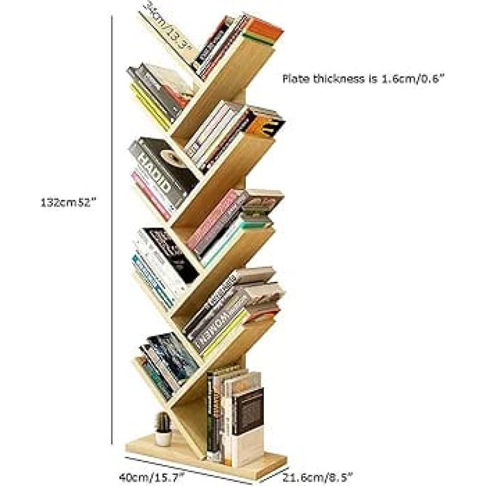 Bibliothèque en bois clair en forme d'arbre remplie de livres à côté d'un bureau blanc avec ordinateur portable