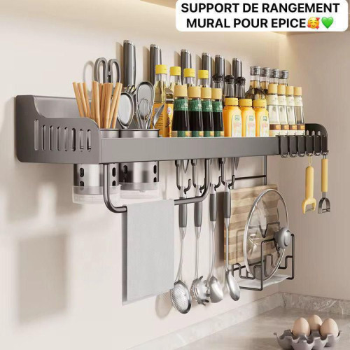 support-rangement-mural-epices-cuisine-gris-80x15x15cm Grande etagere murale de cuisine grise contenant des epices des couteaux des couverts et une planche a decouper suspendue au dessus d'un plan de travail