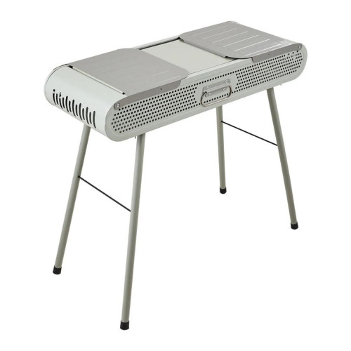 barbecue-charbon-portable-jardin-outdoor Barbecue à charbon blanc portable installé sur l'herbe avec des brochettes sur la grille et une étagère de rangement inférieure.