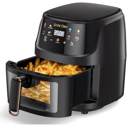 Friteuse sans huile noire Silver Crest avec un écran tactile numérique affichant le menu et un bac de cuisson amovible à côté indiquant ses dimensions