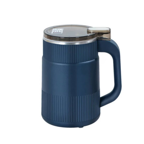 Moulin électrique bleu posé sur une planche en bois à côté de tasses de café, de gaufres et de petits bols remplis d'épices moulues