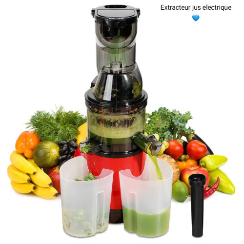  Extracteur de jus électrique vertical rouge et noir en train de presser un jus vert détox, entouré de fruits et légumes frais variés comme des bananes, des tomates et des poivrons, avec ses deux récipients collecteurs au premier plan