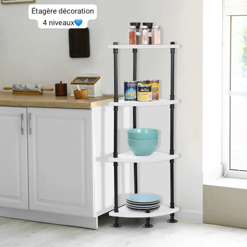 Étagère de rangement d'angle à 4 niveaux avec plateaux blancs et tubes en métal noir contenant des bocaux, des bols bleus et des assiettes sur fond gris