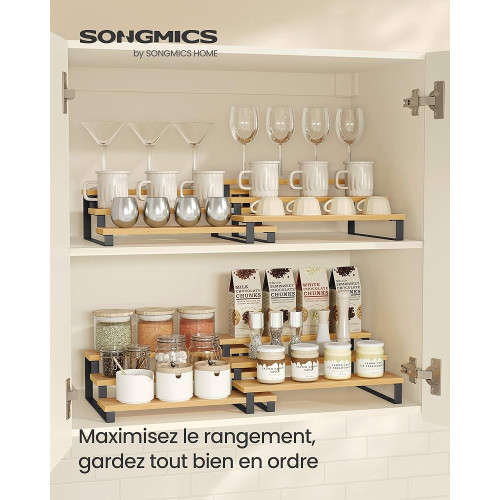etagere-cuisine-extensible-modulable-songmics-lot-de-2 Lot de deux étagères de cuisine extensibles SONGMICS en bois et métal installées dans un placard avec des verres, tasses et épices bien ordonnés.