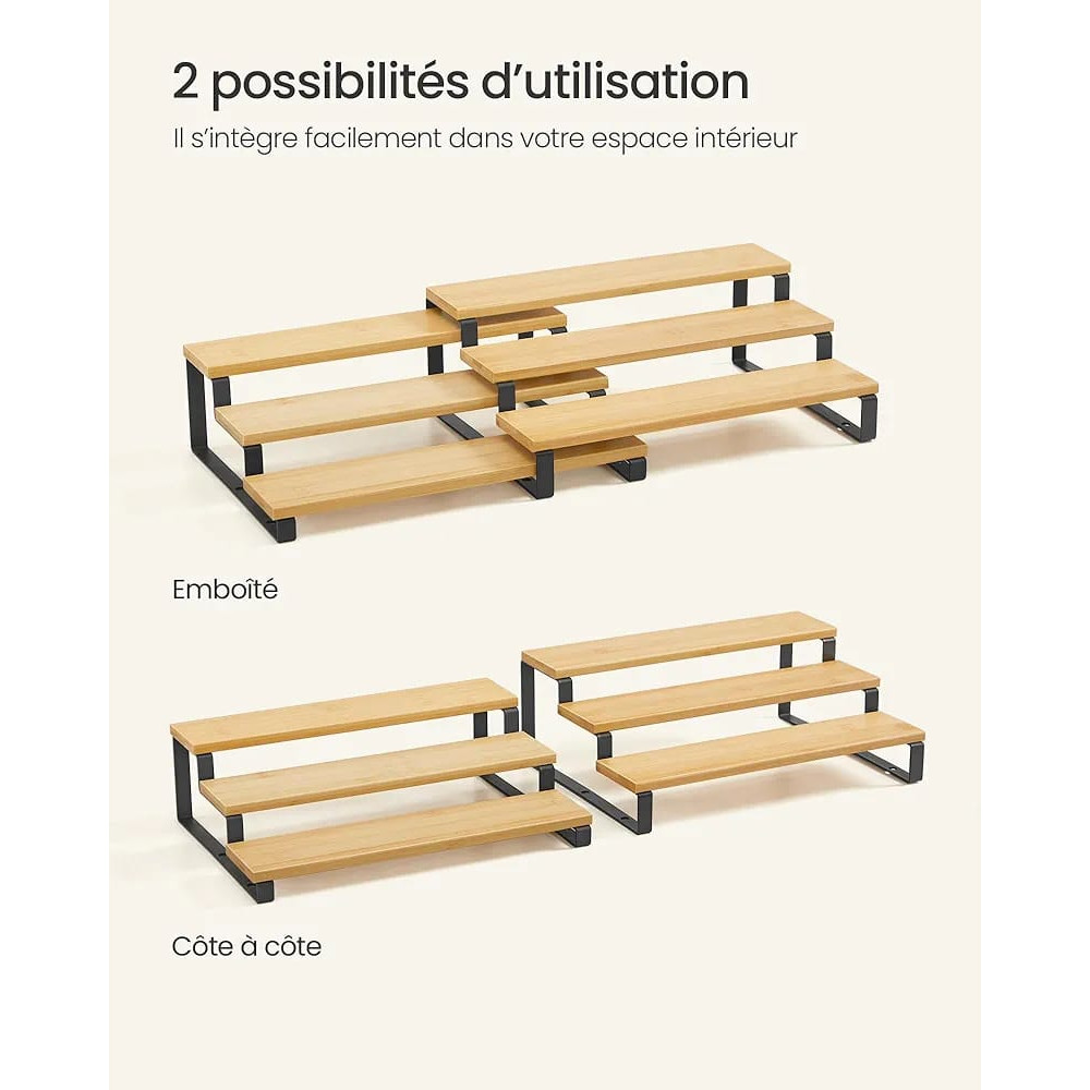 etagere-cuisine-extensible-modulable-songmics-lot-de-2 Lot de deux étagères de cuisine extensibles SONGMICS en bois et métal installées dans un placard avec des verres, tasses et épices bien ordonnés.