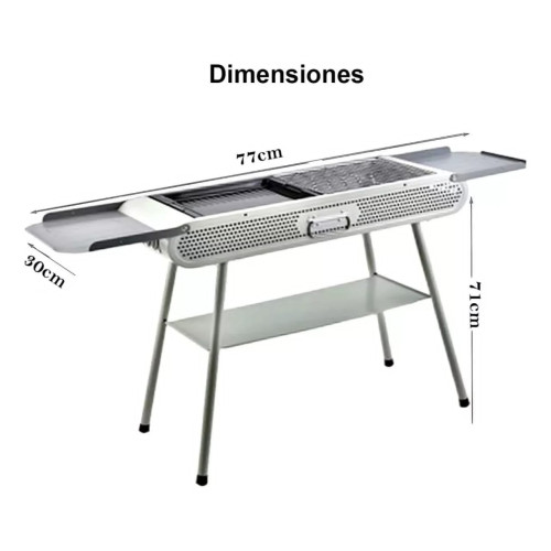 barbecue-charbon-portable-jardin-outdoor Barbecue à charbon blanc portable installé sur l'herbe avec des brochettes sur la grille et une étagère de rangement inférieure.
