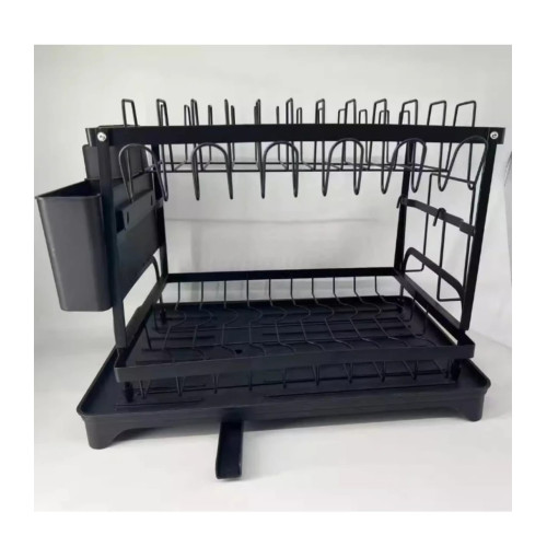 egouttoir-vaisselle-2-niveaux-noir-metal-42x29x29cm Égouttoir à vaisselle à deux niveaux en métal noir mesurant 42x29x29 cm rempli d'assiettes, de verres et de bols à côté d'un évier.
