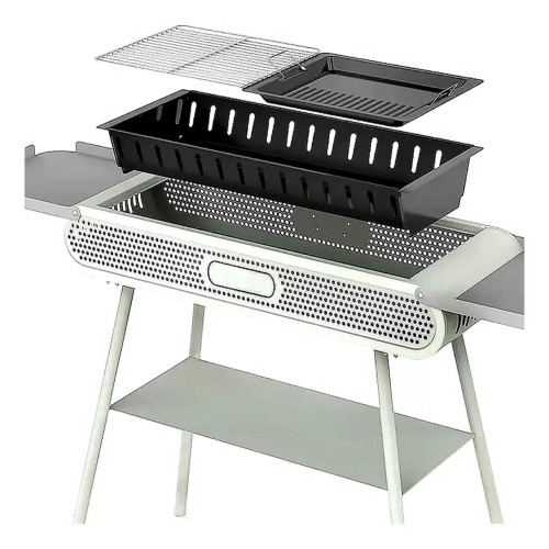 barbecue-charbon-portable-jardin-outdoor Barbecue à charbon blanc portable installé sur l'herbe avec des brochettes sur la grille et une étagère de rangement inférieure.