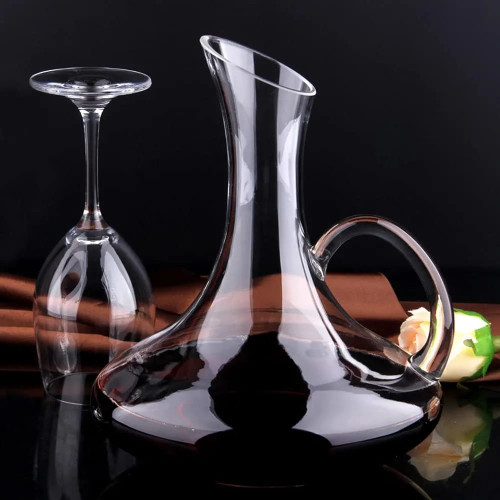 service-table-carafe-cruche-verres-pied-cristal-1-5l Service de table en cristal comprenant une carafe de 1,5 litre avec poignée et six verres à pied remplis de jus de bouye sur une table en bois.