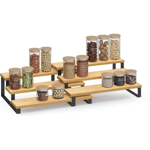 etagere-cuisine-extensible-modulable-songmics-lot-de-2 Lot de deux étagères de cuisine extensibles SONGMICS en bois et métal installées dans un placard avec des verres, tasses et épices bien ordonnés.