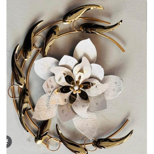 décoration-murale-métal-fleur-lotus-or-blanc Décoration murale artistique en métal représentant une fleur blanche et dorée entourée d'un croissant de lune.