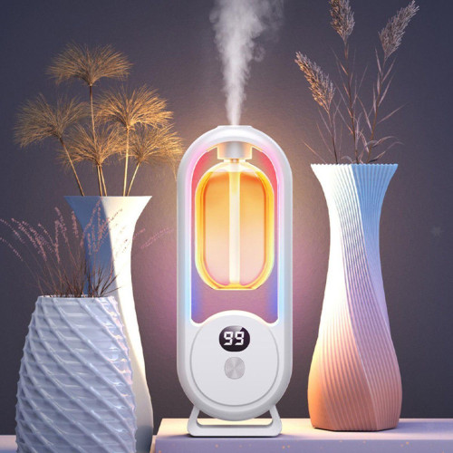 Humidificateur d air blanc à ultrasons diffusant une brume verticale avec veilleuse colorée et écran digital posé entre des vases