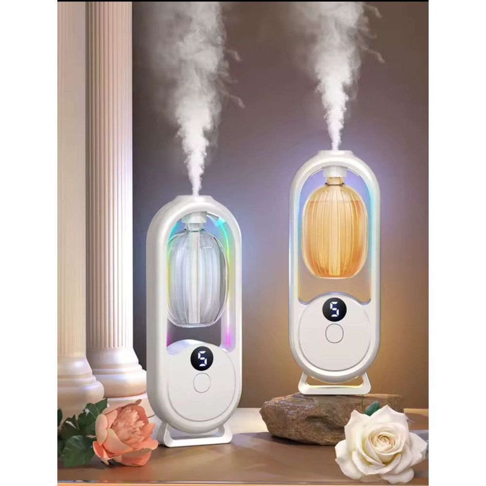 Humidificateur d air blanc à ultrasons diffusant une brume verticale avec veilleuse colorée et écran digital posé entre des vases