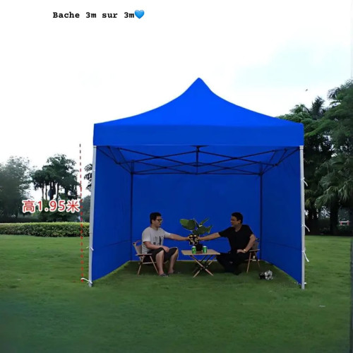 tente-tonnelle-jardin-pliable-bleu-3m-3m-mbectemi-market Tente tonnelle de jardin pliante bleue de 3x3 mètres avec une bâche de fond installée sur une pelouse