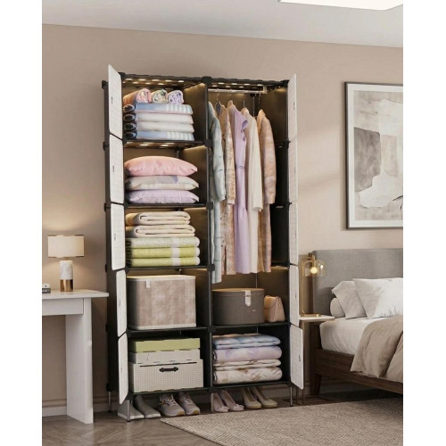 armoire-penderie-modulable-moderne-compartiments Grande armoire penderie modulable ouverte avec des vêtements suspendus, du linge plié et des chaussures alignées en bas dans une chambre moderne