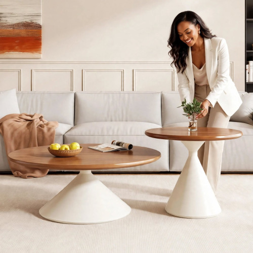 Deux tables basses rondes de tailles différentes avec plateau en bois clair et pied central évasé blanc sur un tapis
