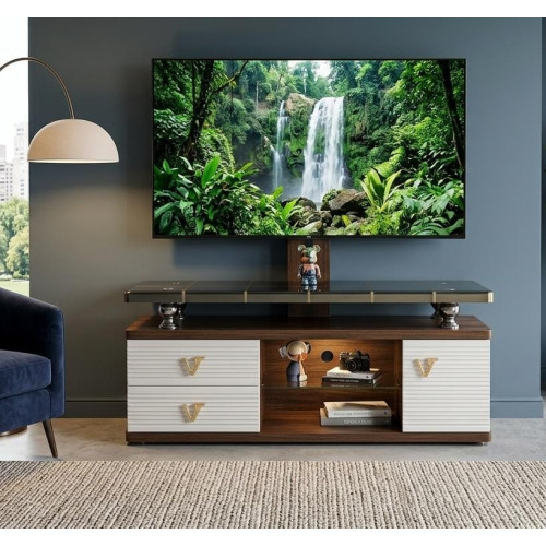 Meuble TV moderne en bois sombre et façades blanches avec poignées dorées, surmonté d'un grand écran affichant une cascade.