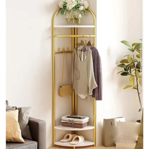 portemanteau-penderie-angle-metal-dore-etageres-50x36x170cm Portemanteau de coin en métal doré avec des vêtements suspendus, un sac à main et des étagères blanches affichant ses dimensions détaillées
