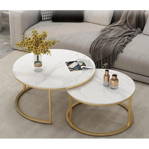tables-basses-gigognes-marbre-blanc-or Set de deux tables basses gigognes rondes avec plateaux effet marbre blanc et pieds dorés sur un tapis géométrique gris devant un canapé.