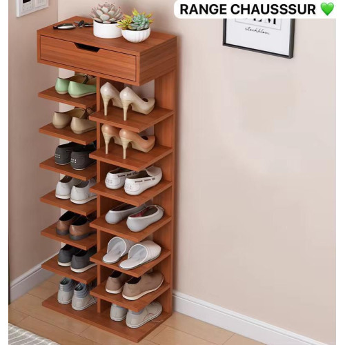 étagère-chaussures-verticale-bois-tiroir Étagère à chaussures verticale en bois avec 7 niveaux de chaque côté et un tiroir de rangement supérieur dans un coin.