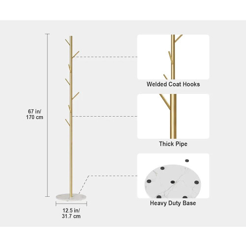 porte-manteau-sur-pied-design-arbre-dore Porte-manteau sur pied doré en forme d'arbre avec sac rose et écharpe verte sur un socle en marbre blanc.