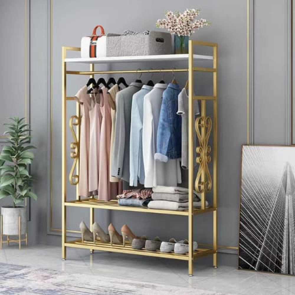Penderie Professionnelle Luxueuse – Portant à Vêtements en Métal Doré avec Étagères Penderie Professionnelle Luxueuse – Portant à Vêtements en Métal Doré avec Étagères