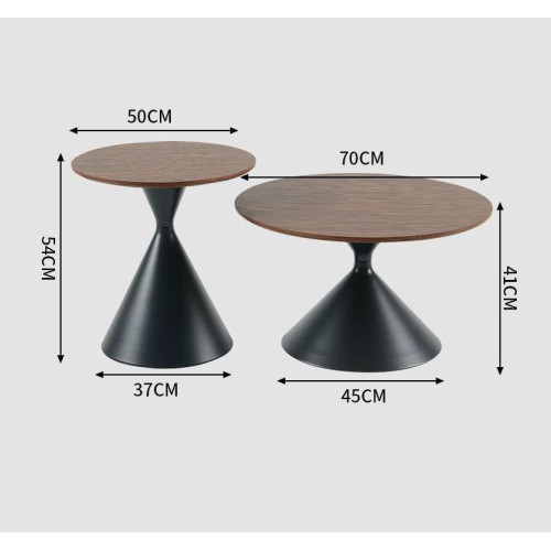 Duo de tables basses gigognes avec plateaux en bois et pieds coniques noirs devant un canapé blanc.