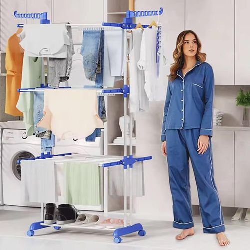 Grand étendoir à linge vertical bleu et inox à trois niveaux garni de vêtements et serviettes dans un salon