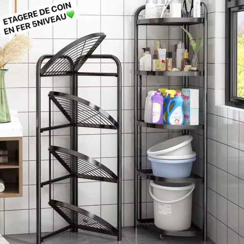 Étagère de coin noire en fer à cinq niveaux installée dans une salle de bain avec des serviettes et des produits de nettoyage