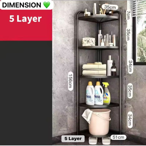 Étagère de coin noire en fer à cinq niveaux installée dans une salle de bain avec des serviettes et des produits de nettoyage