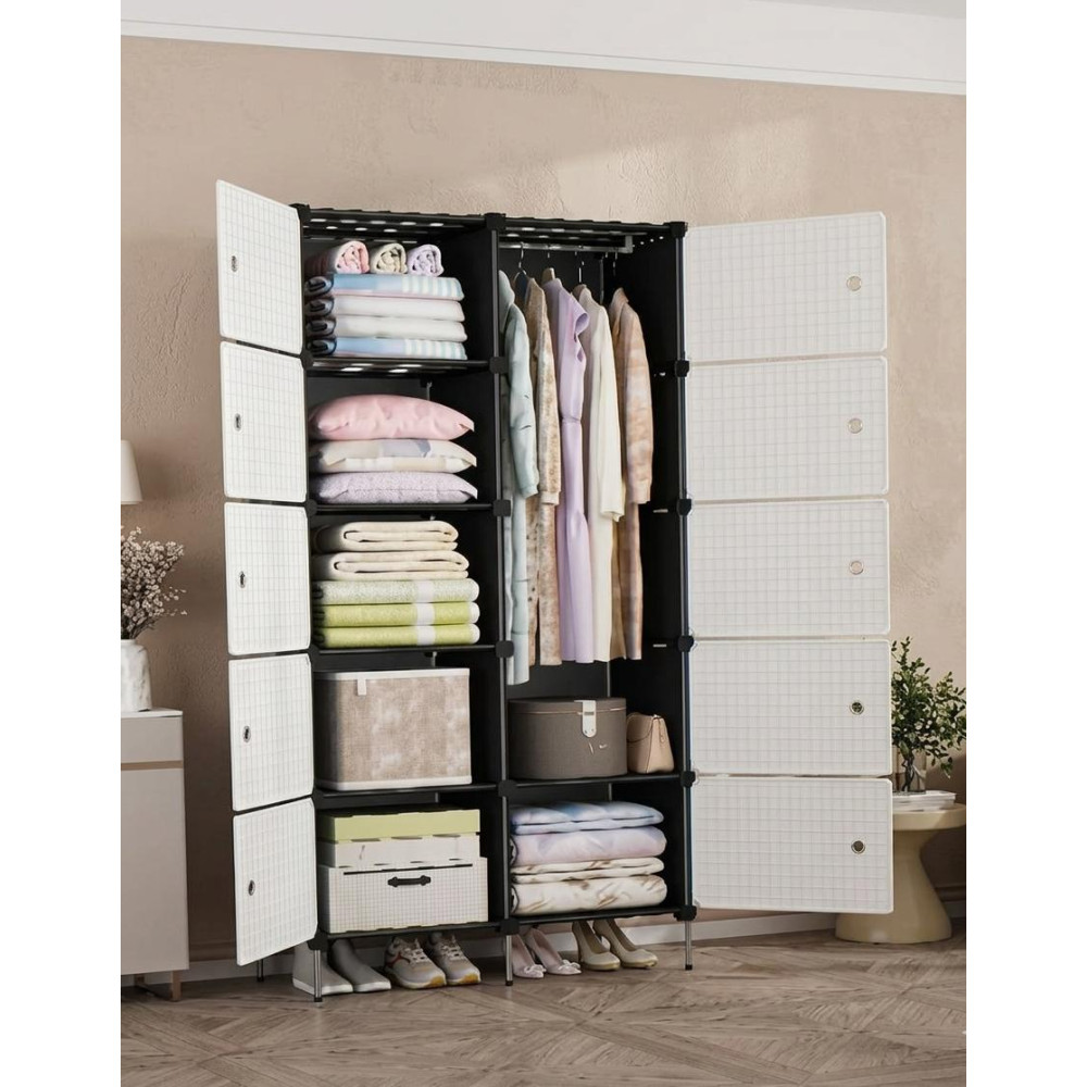 armoire-penderie-modulable-moderne-compartiments Grande armoire penderie modulable ouverte avec des vêtements suspendus, du linge plié et des chaussures alignées en bas dans une chambre moderne